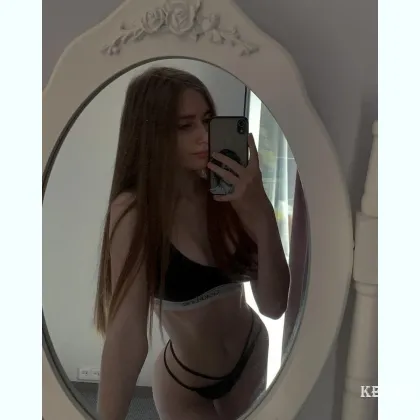 Обольщающая девушка в кожаном белье ждет тебя